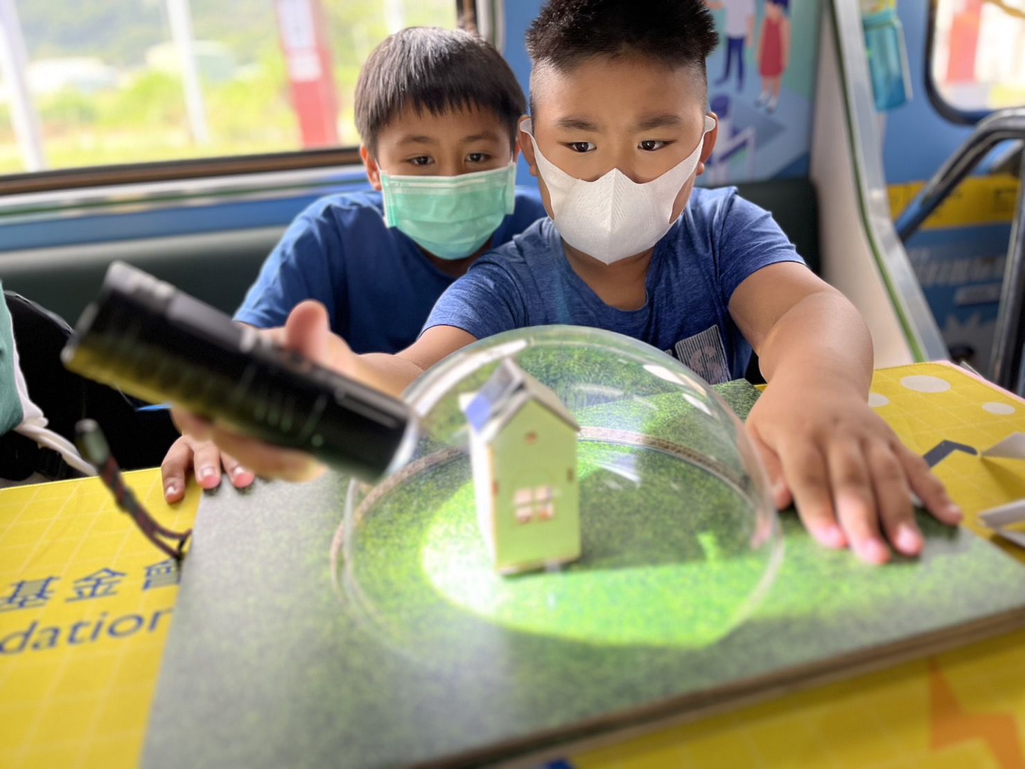 pg官网入口參與基礎科學主題車廂，以STEAM教學精神，設計「逐日科學家」、「太陽能工程師」以及「淨零建築師」三大能源科普課程和實驗